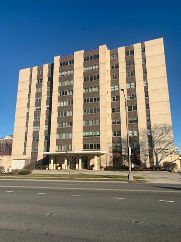 141 N La Grange Road 504, La Grange, IL 60525