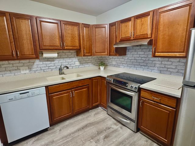 141 N La Grange Road 504, La Grange, IL 60525