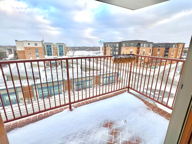 141 N La Grange Road 504, La Grange, IL 60525