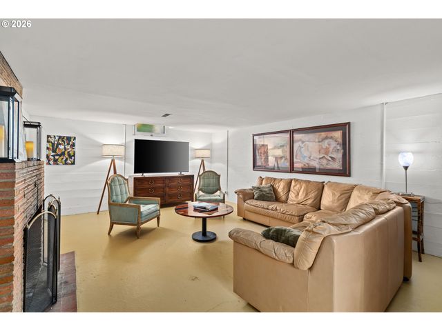 85 Nw SLERET Ave, Gresham, OR 97030