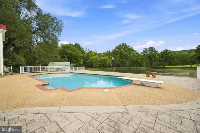 13732 HARPERS FERRY RD, Hillsboro, VA 20132