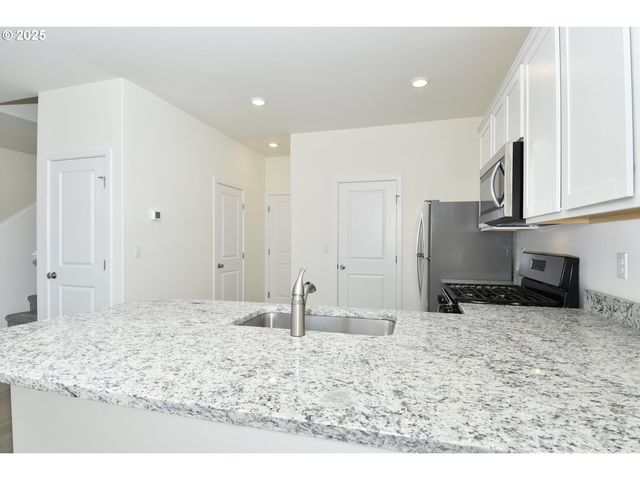 3901 Sw DUNIWAY Ln, Gresham, OR 97080