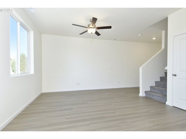 3901 Sw DUNIWAY Ln, Gresham, OR 97080