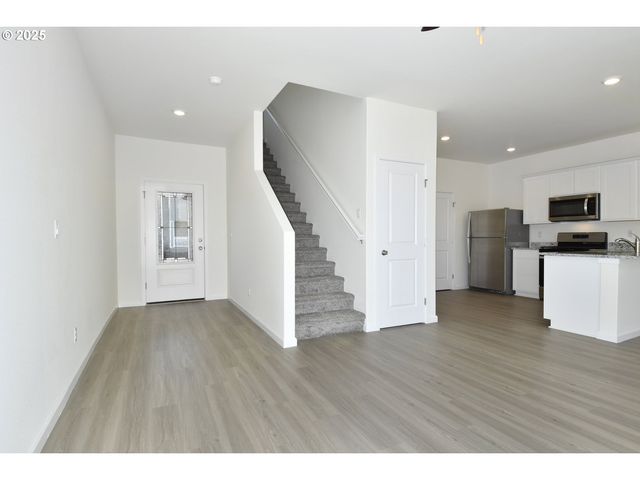 3901 Sw DUNIWAY Ln, Gresham, OR 97080