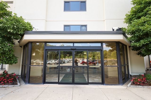 200 Cove Way 1002, Quincy, MA 02169