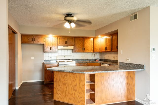 107 CATERPILLAR Drive 3B, Joliet, IL 60436