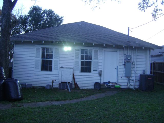 2419 Catherine Street, Dallas, TX 75211