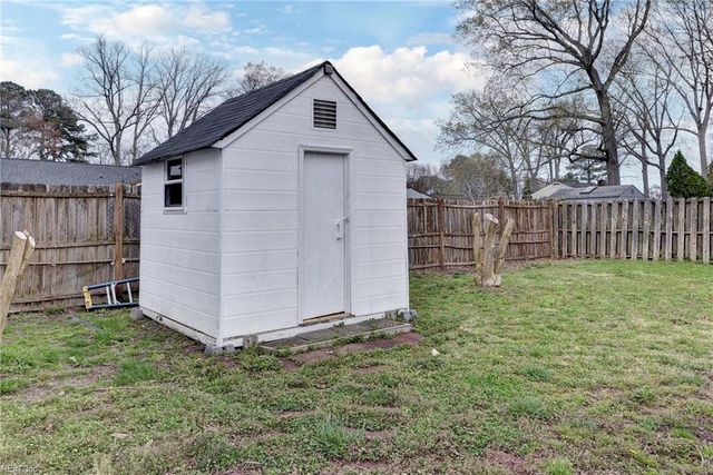 225 Shadywood DR, Newport News, VA 23602