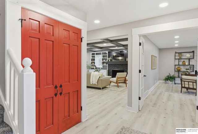 9468 Jackson Circle, Omaha, NE 68114