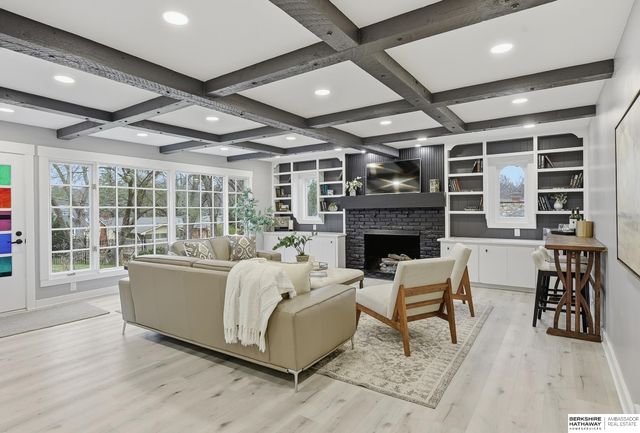 9468 Jackson Circle, Omaha, NE 68114