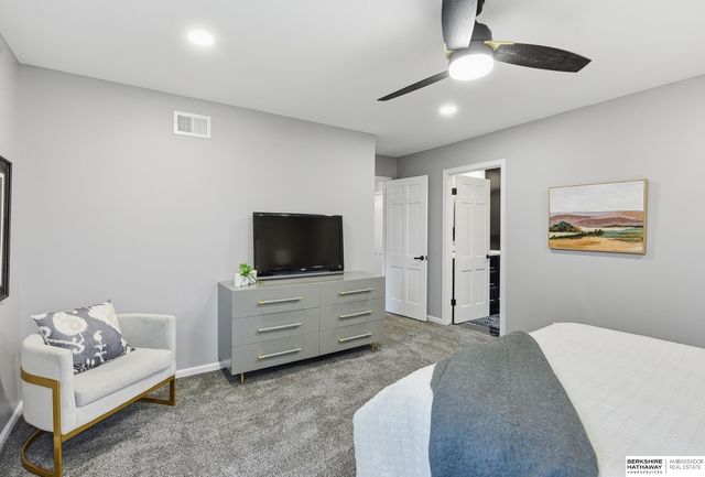 9468 Jackson Circle, Omaha, NE 68114