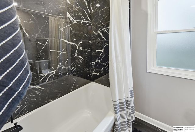 9468 Jackson Circle, Omaha, NE 68114