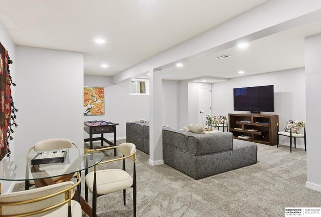 9468 Jackson Circle, Omaha, NE 68114