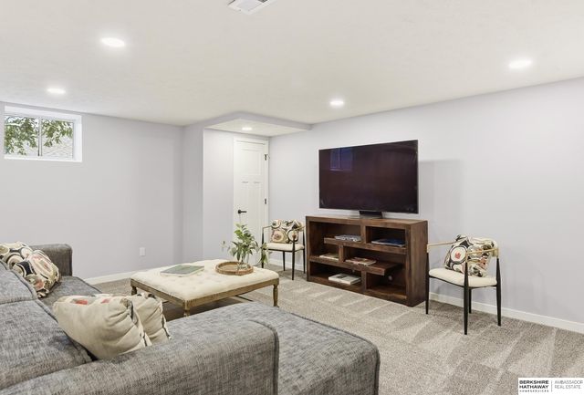 9468 Jackson Circle, Omaha, NE 68114