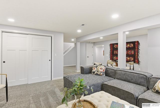 9468 Jackson Circle, Omaha, NE 68114