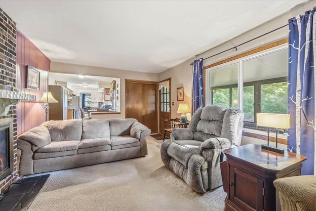 W53N849 Castle COURT, Cedarburg, WI 53012