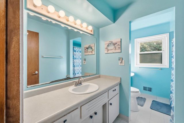 W53N849 Castle COURT, Cedarburg, WI 53012