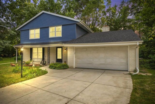 W53N849 Castle COURT, Cedarburg, WI 53012