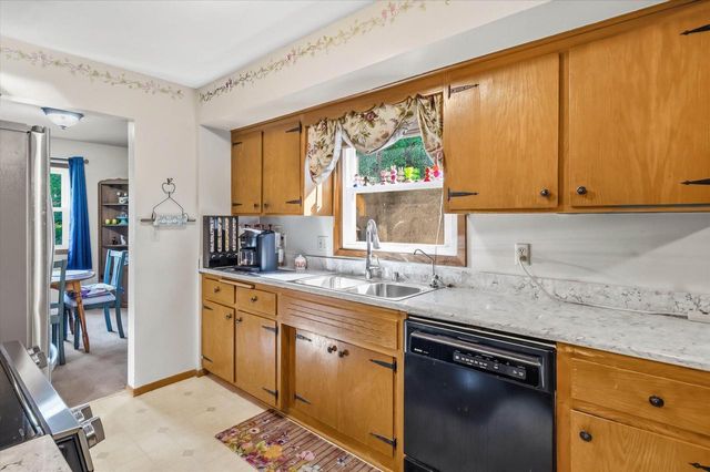W53N849 Castle COURT, Cedarburg, WI 53012