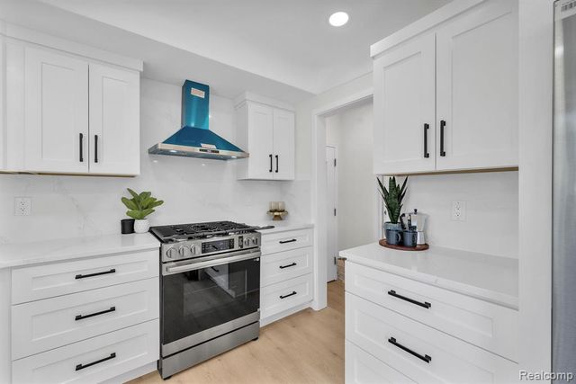 26327 Woodworth Circle, Dearborn Heights, MI 48127