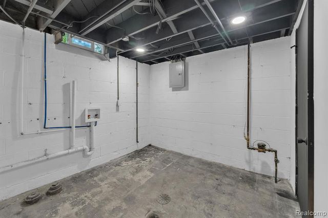 26327 Woodworth Circle, Dearborn Heights, MI 48127