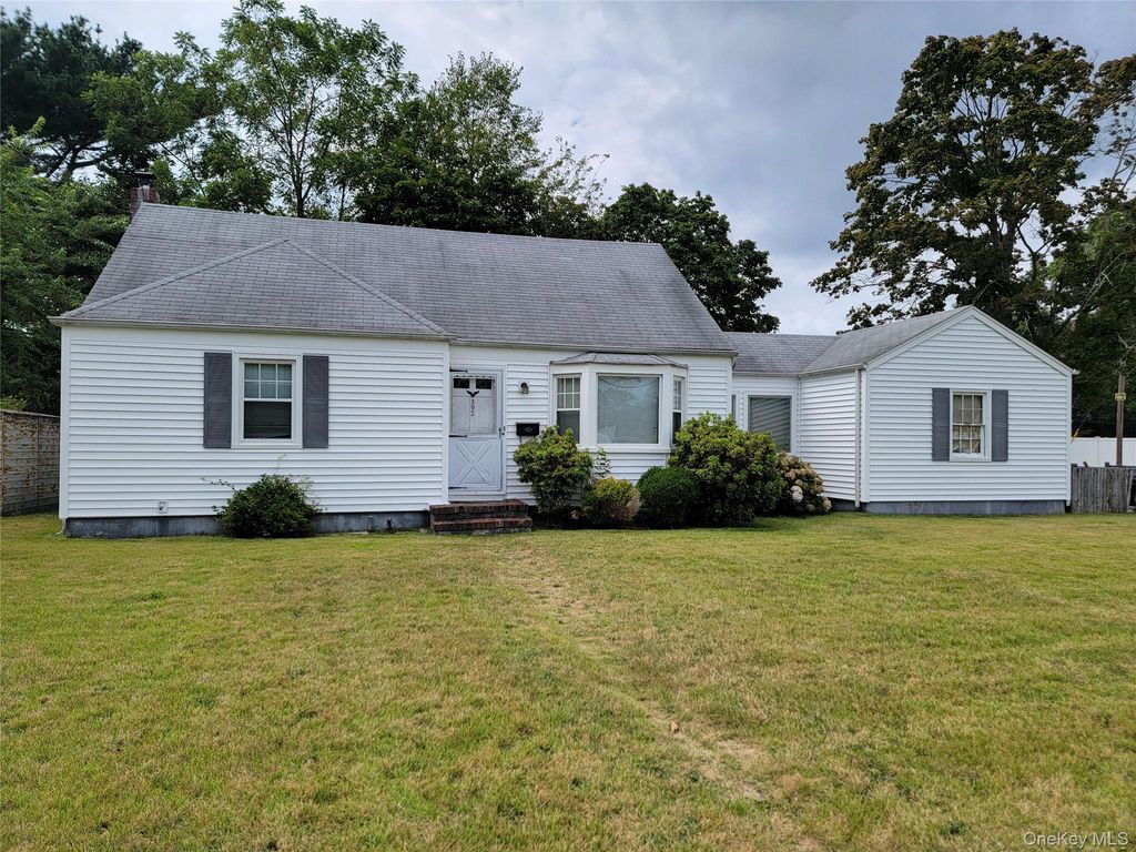 392 3rd Avenue, Bayport, NY 11705