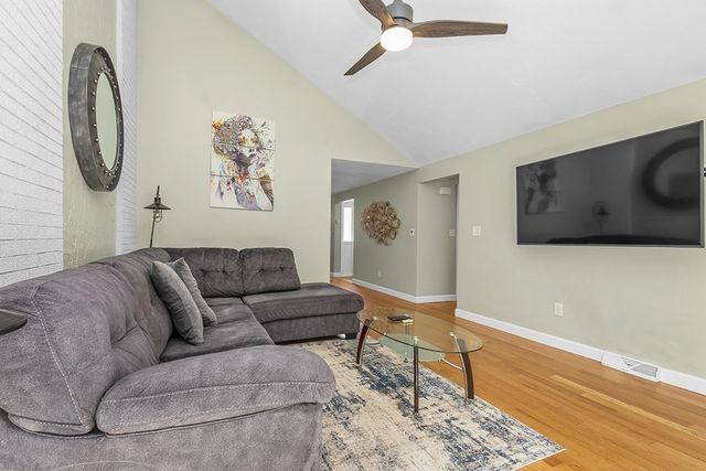 31 Acorn Dr 31, Randolph, MA 02368