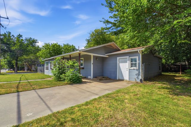 1401 Granbury Street, Cleburne, TX 76033