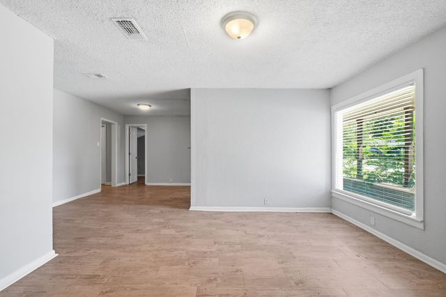 1401 Granbury Street, Cleburne, TX 76033