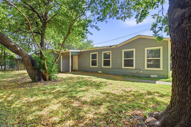 1401 Granbury Street, Cleburne, TX 76033