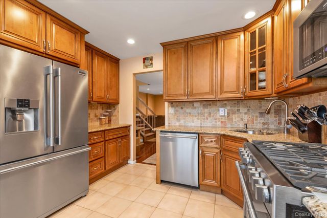 815 Franklin Avenue 13, Valley Stream, NY 11580