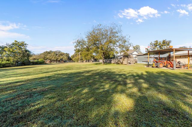 205 College Street, Chico, TX 76431