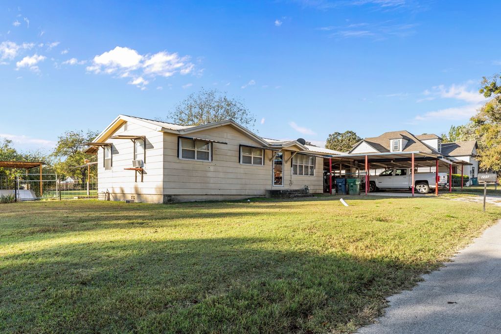 205 College Street, Chico, TX 76431