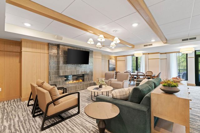 1875 E Shore Drive 302, Maplewood, MN 55109