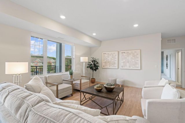 1875 E Shore Drive 302, Maplewood, MN 55109