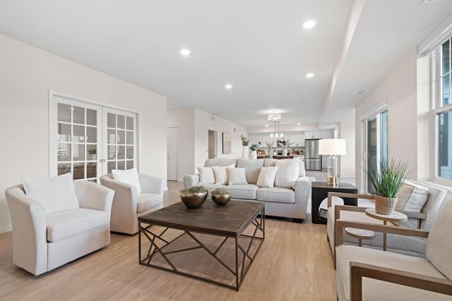 1875 E Shore Drive 302, Maplewood, MN 55109