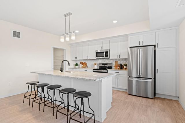 1875 E Shore Drive 302, Maplewood, MN 55109