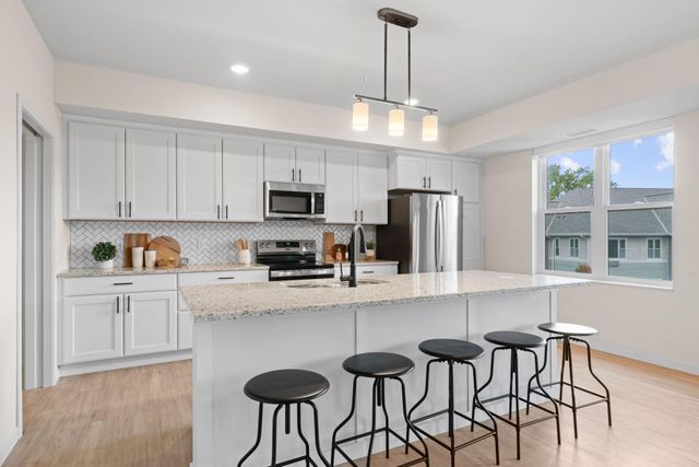 1875 E Shore Drive 302, Maplewood, MN 55109