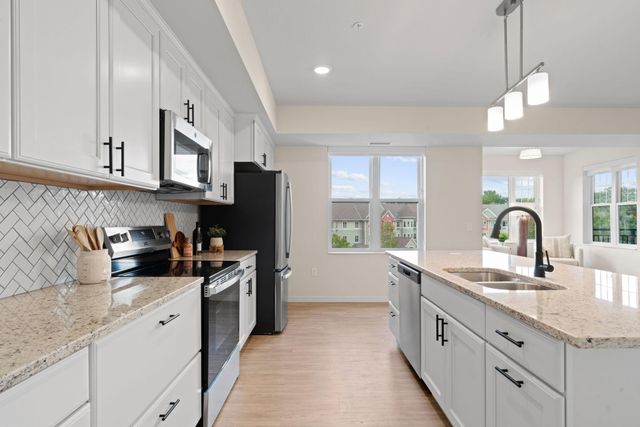 1875 E Shore Drive 302, Maplewood, MN 55109