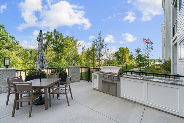 1875 E Shore Drive 302, Maplewood, MN 55109