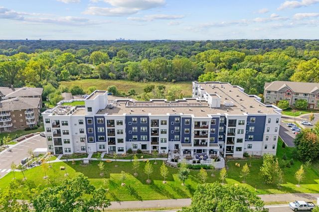 1875 E Shore Drive 302, Maplewood, MN 55109
