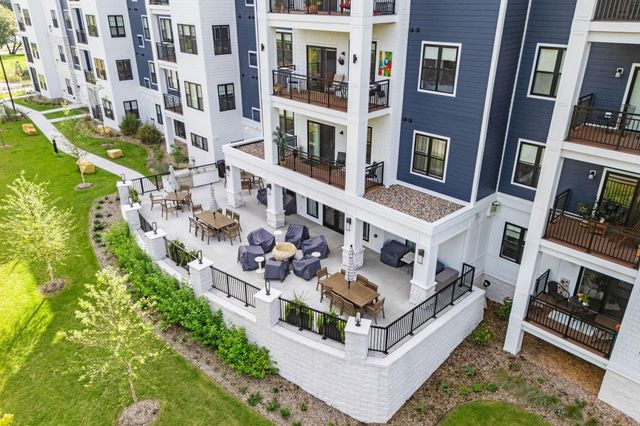 1875 E Shore Drive 302, Maplewood, MN 55109