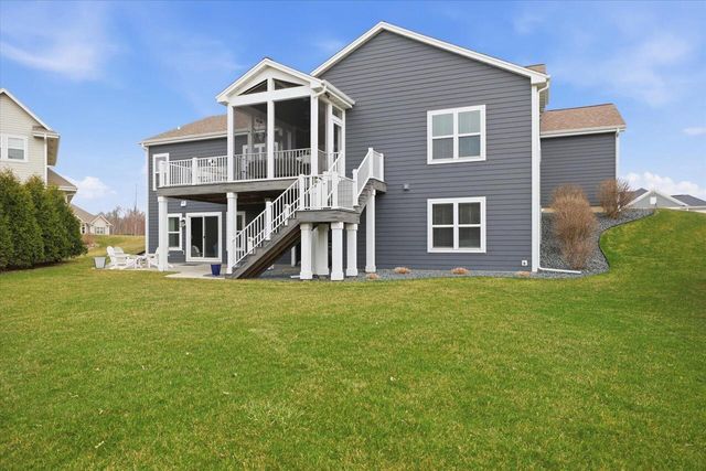 W136N6171 Weyer Farm DRIVE, Menomonee Falls, WI 53051