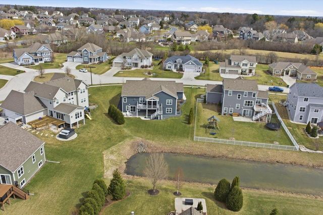 W136N6171 Weyer Farm DRIVE, Menomonee Falls, WI 53051