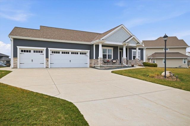 W136N6171 Weyer Farm DRIVE, Menomonee Falls, WI 53051