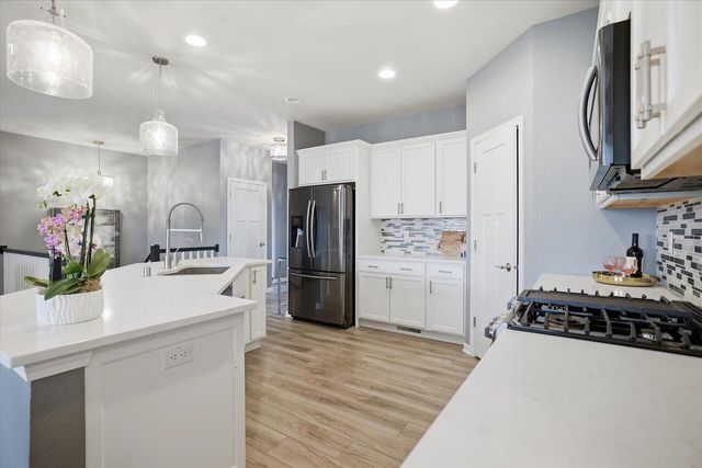 W136N6171 Weyer Farm DRIVE, Menomonee Falls, WI 53051