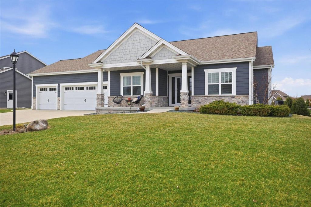 W136N6171 Weyer Farm DRIVE, Menomonee Falls, WI 53051
