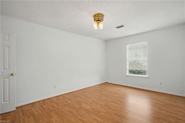 514 Thorncliff Dr Apt 202, Newport News, VA 23608