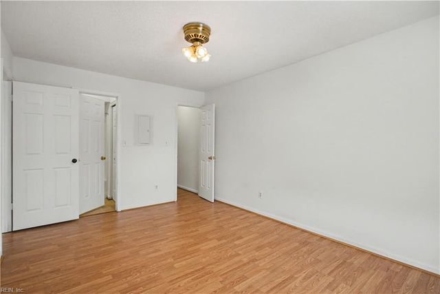 514 Thorncliff Dr Apt 202, Newport News, VA 23608