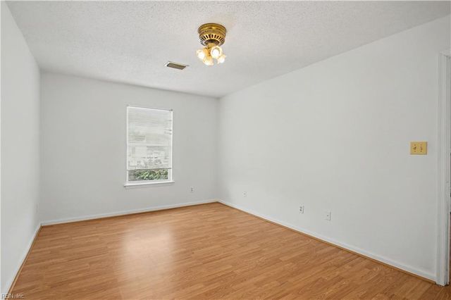 514 Thorncliff Dr Apt 202, Newport News, VA 23608